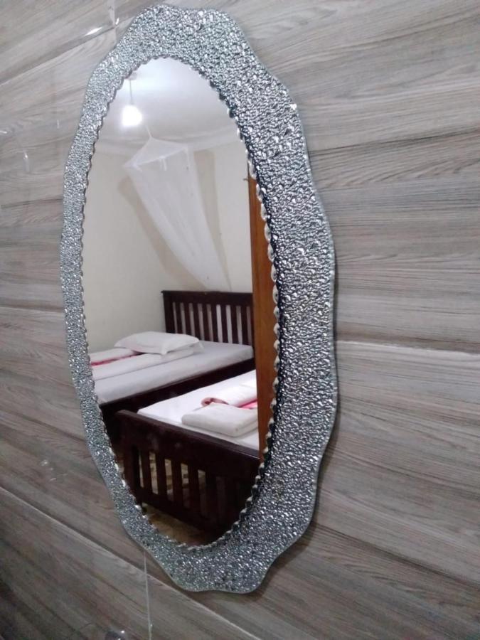 Migingo Suites Ентеббе Екстер'єр фото